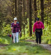 dwie kobiety maszerują trasą nordic walking